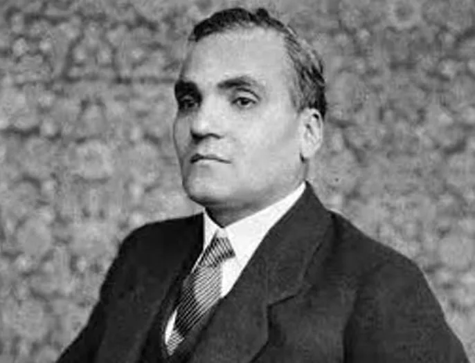 او تاریخ را ادیبانه می‌خواند