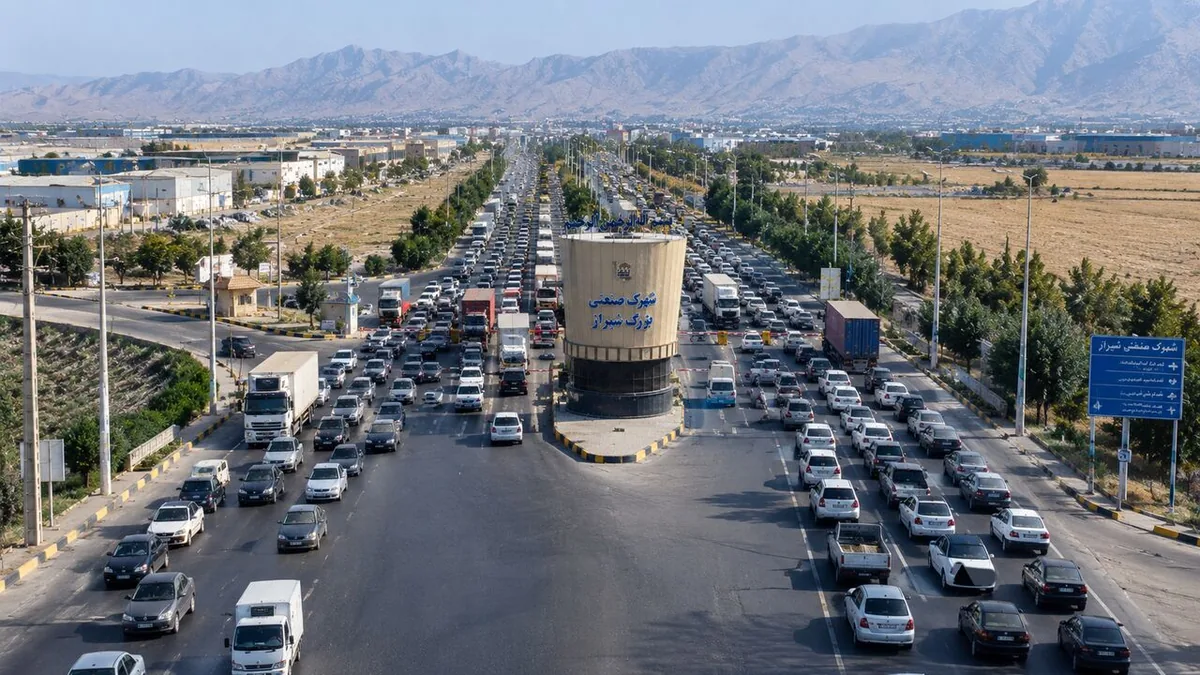 یک راه، هزاران گره؛ شریان تولید در شهرک صنعتی شیراز در محاصره ترافیک