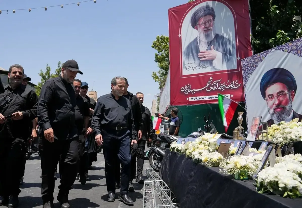 لحظه حمله سوپرانقلابیها به عراقچی و پرتاب بطری همراه با سردادن شعار بی شرف/ ویدئو