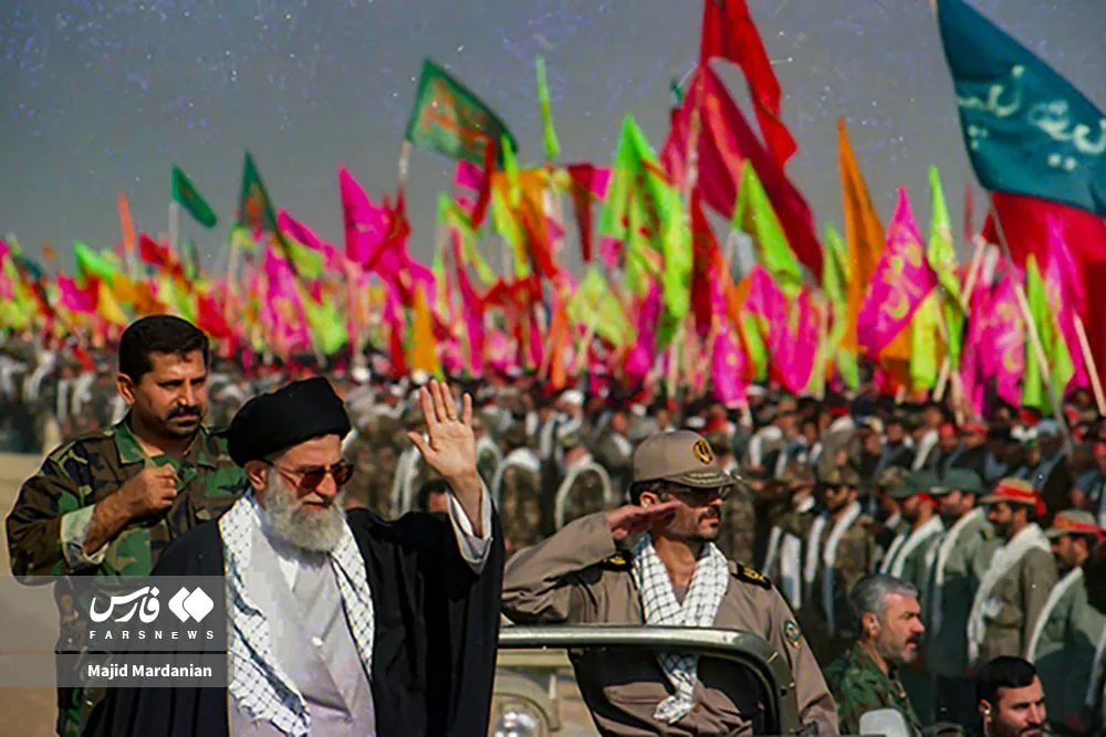 تصاویری کمتر دیده شده از رهبر شهید در دهه‌های ۷۰ و ۸۰