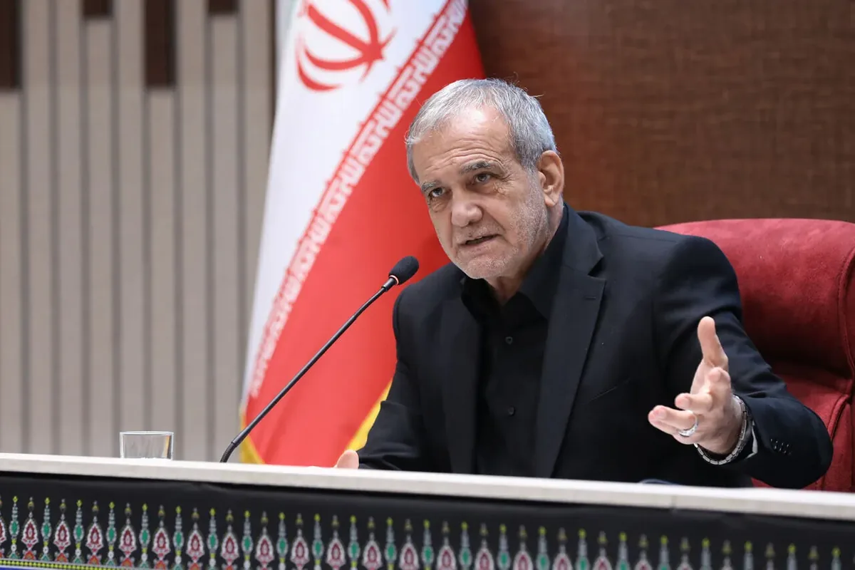 پزشکیان: [مذاکره کنندگان] در حال گفت‌و‌گو هستند تا انشاالله مسیر را پیش ببریم/ نقض‌ها در هر تفاهم‌نامه‌ای رخ می‌دهد / اصولا باید یک تیم درست می‌شد که در صورت نقض تفاهم‌نامه آن را حل می‌کرد؛ نه اینکه که دعوا کنند/ حالا باید ببینیم که به چه شکلی باید حل بشود یا نشود؛ [اکنون] در مذاکرات عمان دارند روی آن کار می‌کنند؛ انشاالله به جایی برسیم که از وضعیت نه جنگ نه صلح خارج شویم