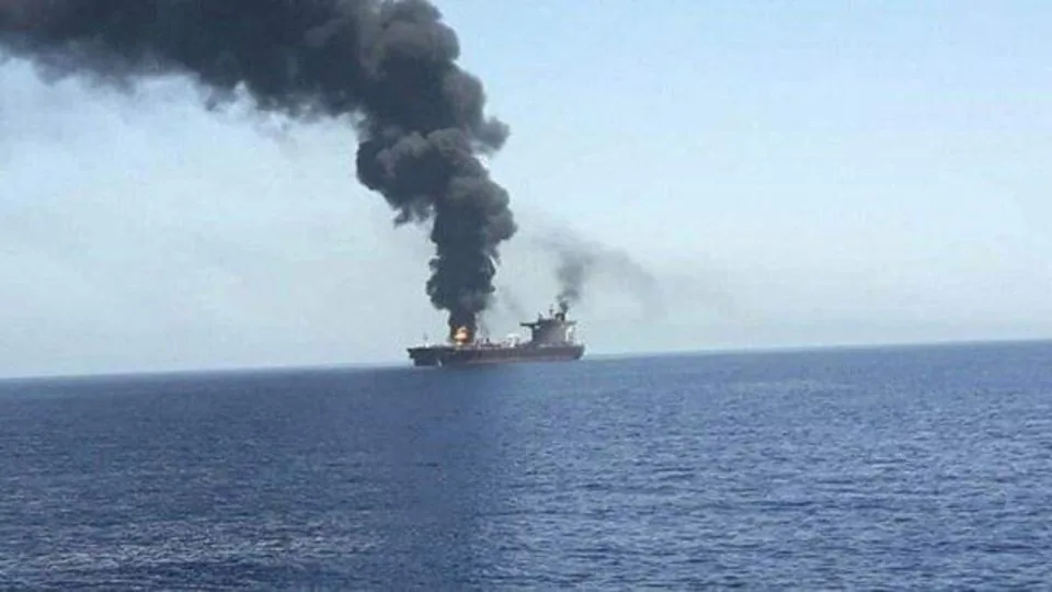 اصابت پرتابهای ناشناس به یک نفتکش در تنگه هرمز
