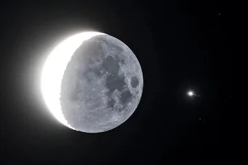 تصویری کمنظیر از ۵ ماه در آسمان شب / یک قاب، شش جرم آسمانی