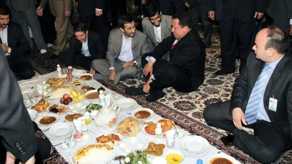 وقتی احمدینژاد نتوانست چاوز را روی زمین بنشاند! | روایت یک عکس عجیب از چاوز پای سفره احمدینژاد