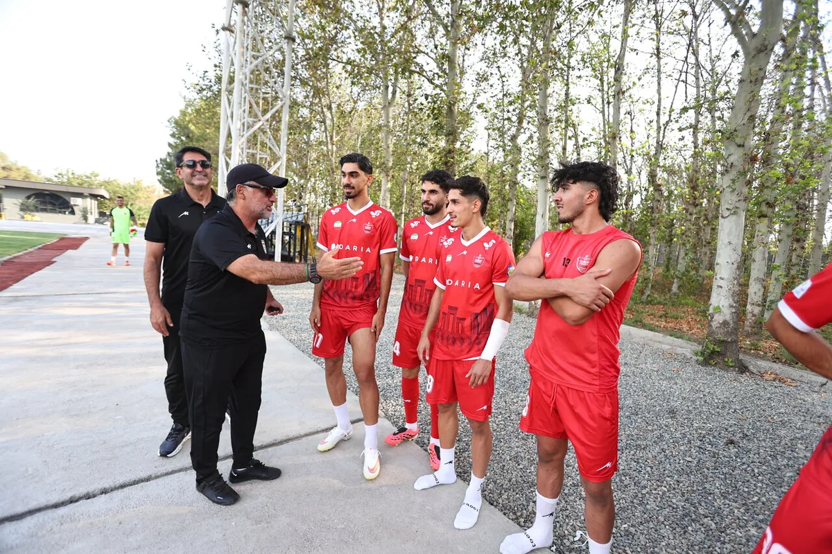 حضور سرمربی تیم فوتبال امید در بازی دوستانه پرسپولیس