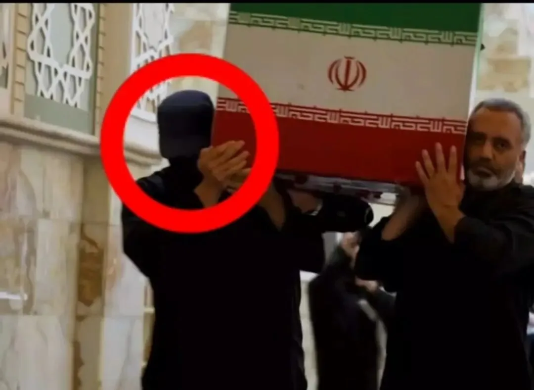 فرد با چهره کاملا پوشیده در آخرین مراسم تشییع رهبر شهید کیست؟ + ویدئو | تصاویری که وایرال شد