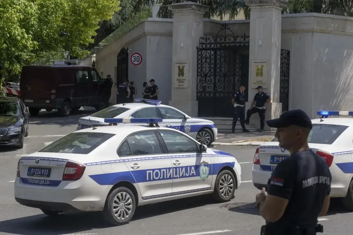 حمله یک مهاجم به نگهبان بیرون از سفارت اسرائیل در بلگراد/ وزیر کشور صربستان: مهاجم از حامیان داعش بود