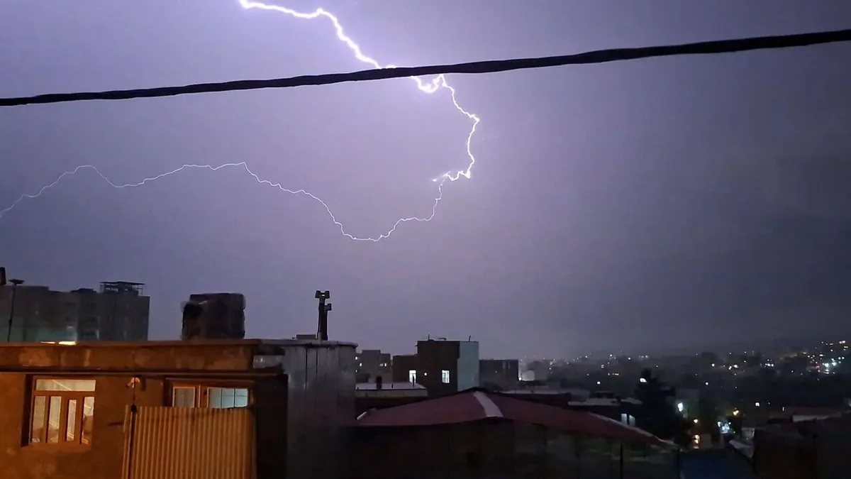 تندباد و بارش شدید باران برق برخی مناطق بندرعباس را قطع کرد