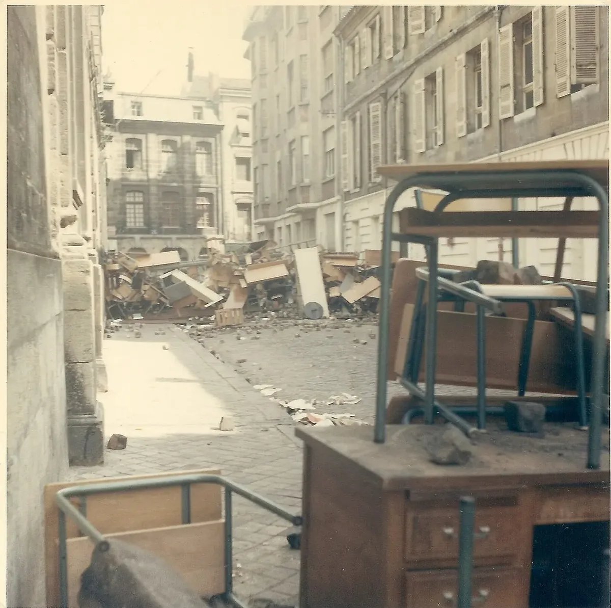 1968-05_Évènements_de_mai_à_Bordeaux_-_Rue_Paul-Bert_1
