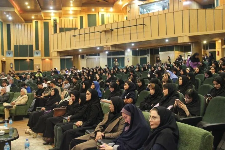 روز فرهنگی کرج در دانشگاه آزاد با رنگ‌وبوی هنر و سنت