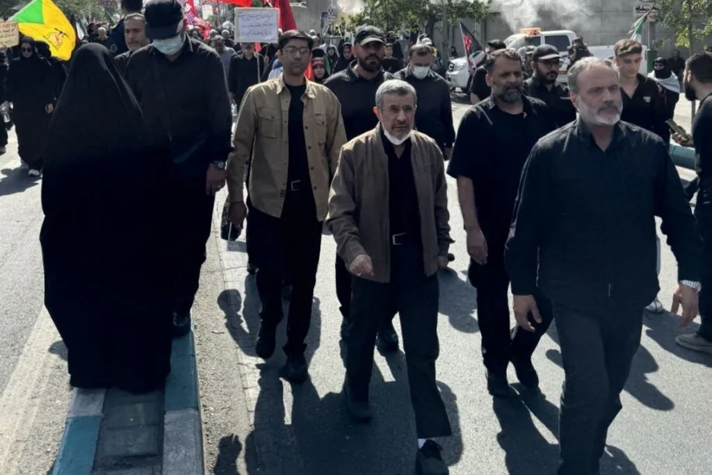 محمود احمدی‌نژاد در مراسم تشییع آیت‌الله خامنه ای