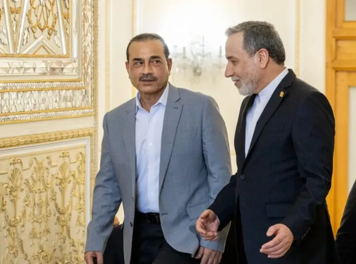 سخنگوی ارتش پاکستان: کانالهای ارتباطی خود را با ایران حفظ کردهایم/ همه تلاش ما به اجتناب از فرسایشی شدن رویارویی در خاورمیانه معطوف است/ ادامه درگیریها، به نفع کشورهای درگیر و کل منطقه نیست؛ راهکار هم فقط در دیپلماسی و مذاکرات نهفته است/ محور گفتوگوها با تهران، بر خویشتنداری و جلوگیری از شدت گرفتن درگیری متمرکز است