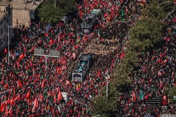 پوشش متفاوت برخی زنان در مراسم تشییع پیکر رهبر شهید انقلاب