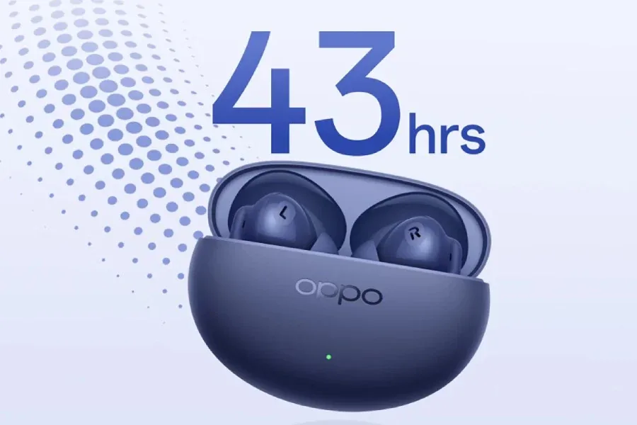 کیس باز هدفون بی‌سیم Oppo Enco Air 4s به رنگ آبی تیره با دو ایرباد داخل آن و نوشته بزرگ 43hrs در بالای تصویر برای نشان دادن میزان شارژدهی باتری دیده می‌شود.