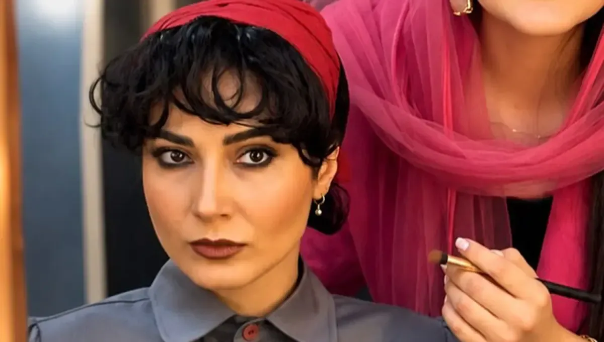 استایل متفاوت سمیرا حسن پور در نمایش «هنوز زندهایم» (+عکس)