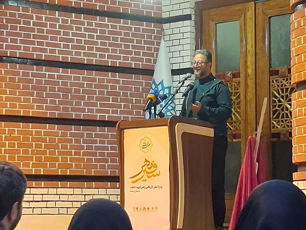 اگر خاطرات انقلاب روایت نشود، دیگران مسیر تاریخ را برای نسل جوان ترسیم میکنند