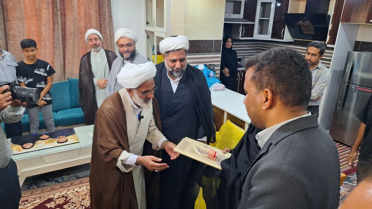 نماینده ولی فقیه در سپاه با خانواده شهدای جنگ اخیر در قشم دیدار کرد