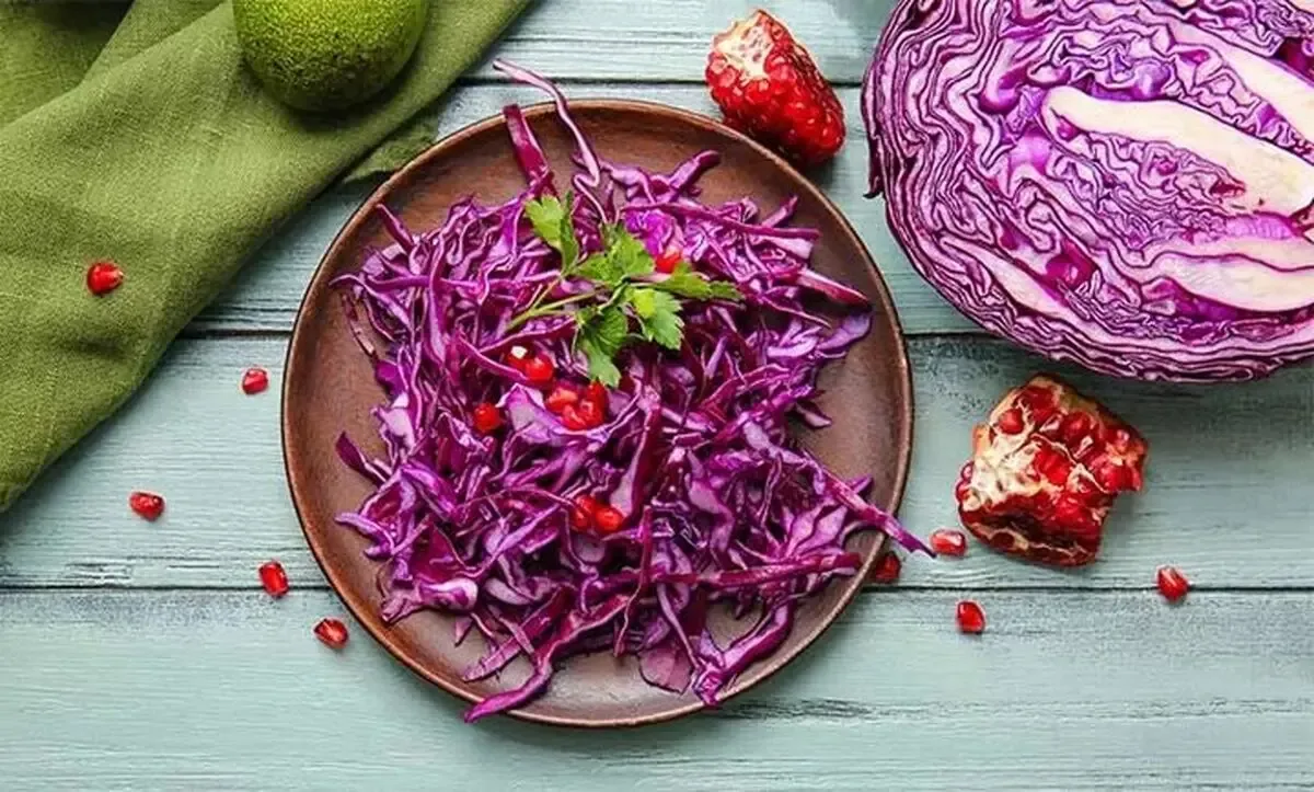 برای مهمانی پاییزی چه سالادی درست کنیم؟ دستور سالاد کلم و انار