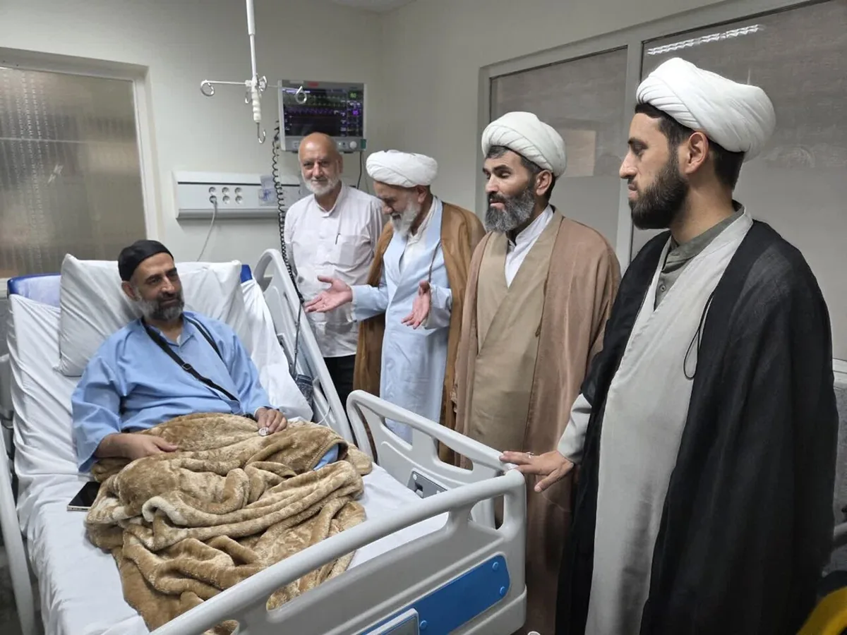 عیادت طلاب و اساتید مدرسه علمیه آیتالله مدنی کاشانی از مدیر پژوهش مدرسه