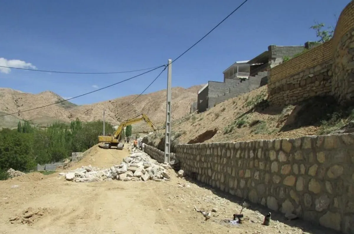 اجرای دیوار سنگی برای کاهش خطر سیلاب در روستای دشتبو در دامغان