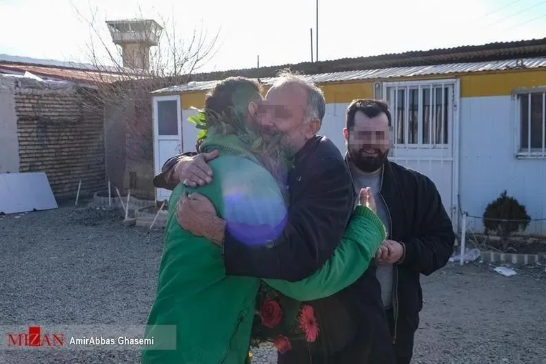 پیرمرد ۹۷ ساله؛ کهنسالترین زندانی غیرعمد لرستان با کمک ستاد دیه به آغوش خانواده بازگشت