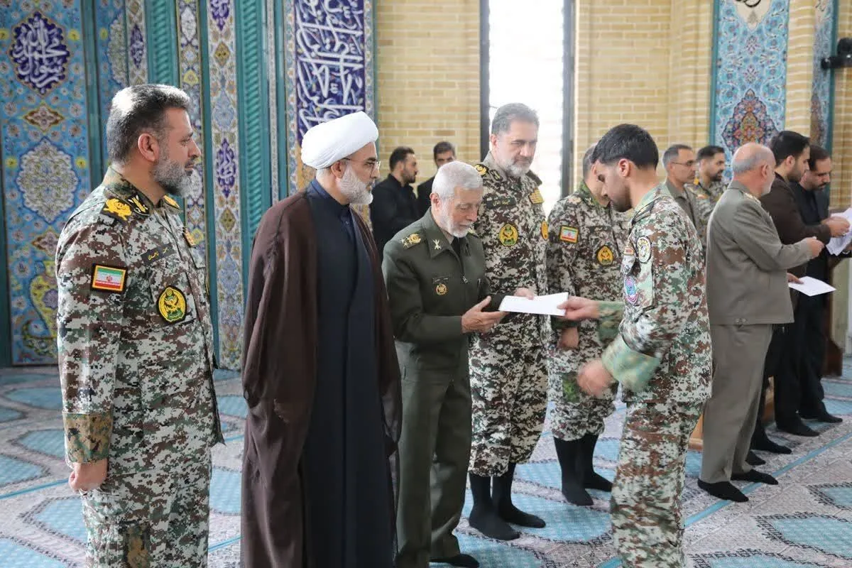 اعطای عطیه فرمانده معظم کل قوا به دانشآموختگان دانشگاه افسری پدافند هوایی خاتمالانبیاء