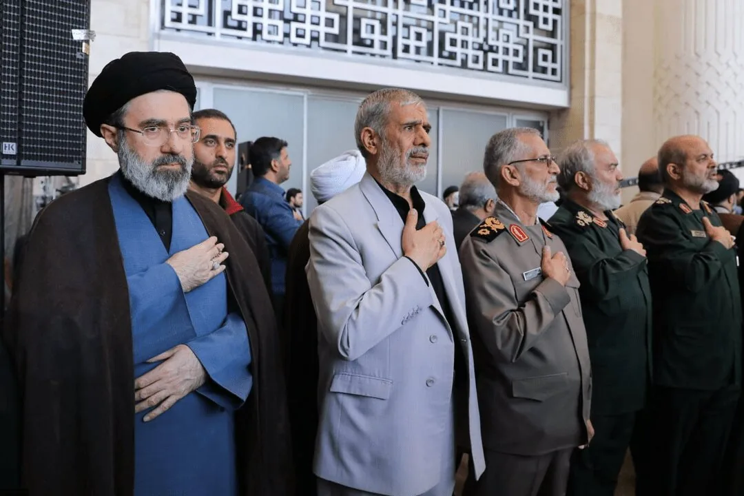 هدیه آیتالله مجتبی خامنهای به چهره معروف تلویزیون | تا ۶ ماه به کسی ندهید | ببینید