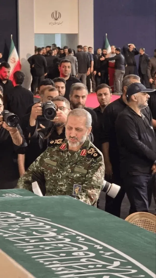 عکس| وداع سردار سید مجید موسوی با پیکر رهبر شهید انقلاب