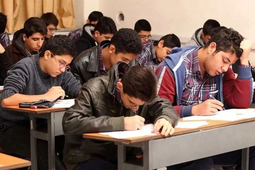 میانگین نمرات مدارس دولتی ۹.۹۴ و غیردولتی ۱۱.۲۲ است