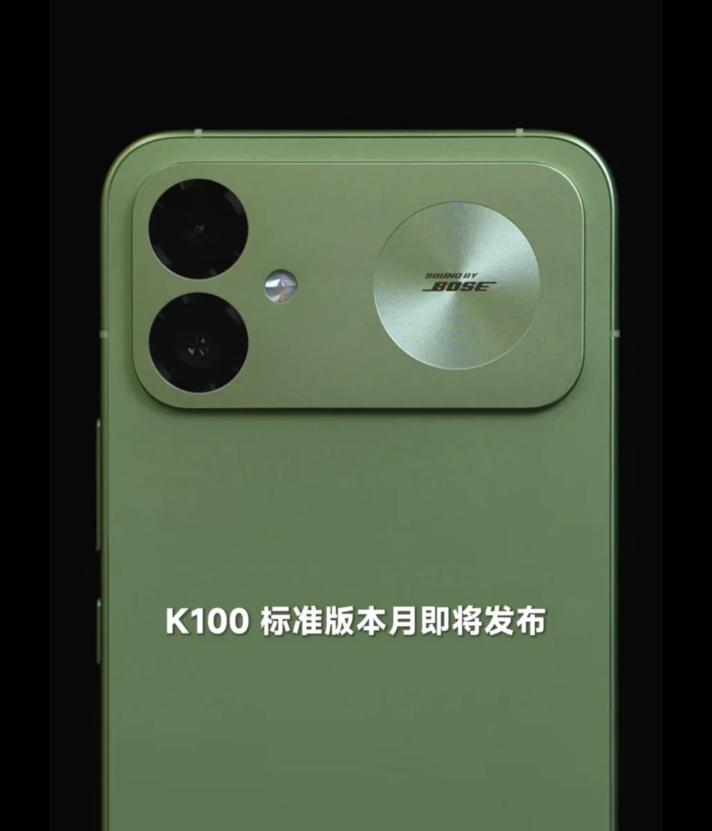 نمای نزدیک دیگری از ماژول دوربین و پنل پشتی گوشی ردمی K100 سبز با نوشته‌ای به زبان چینی در پایین.