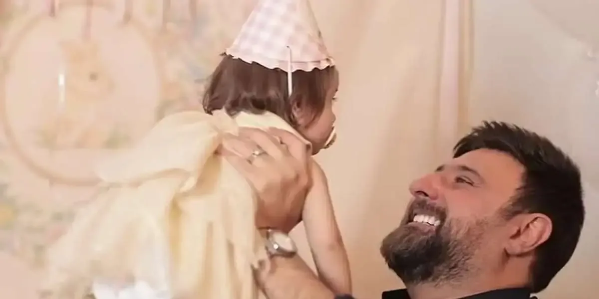 عکس متفاوت محمد علیزاده و دخترش کنار دریا؛ قاب خانوادگی خواننده محبوب!