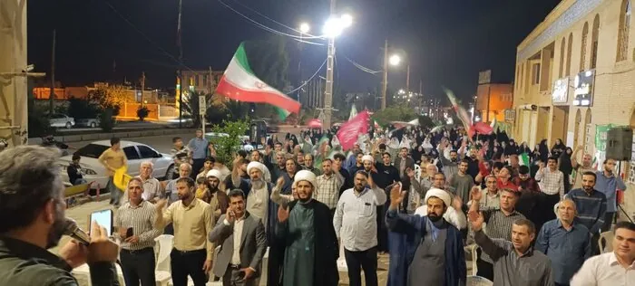 دهه‌نودی‌های مرزدار قصرشیرین با رجزخوانی و پرچم ایران، میدان دار تجمعات شبانه شدند