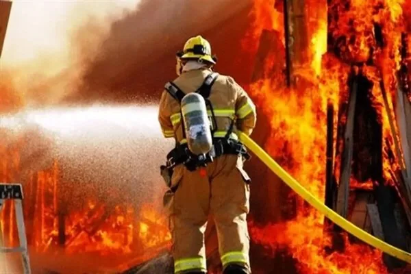 مهار آتشسوزی انبار سوخت غیرمجاز در عسلویه؛ حادثه تلفات جانی نداشت