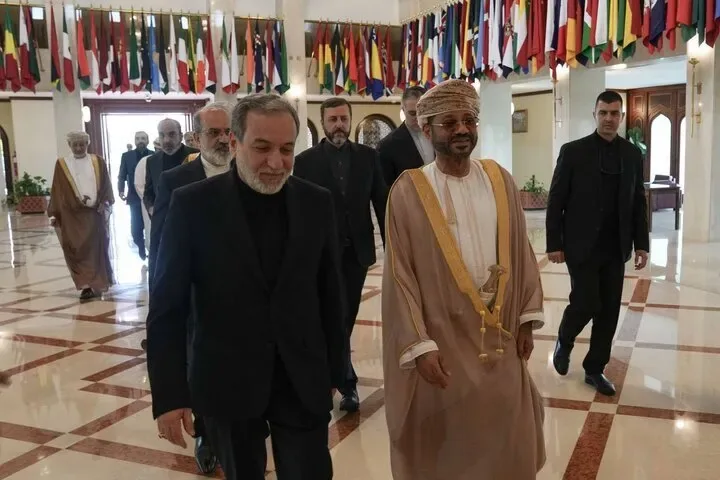 مقامهای قطری نیز در مذاکرات میان ایران و عمان درباره تنگه هرمز حضور دارند / طرفها در حال بررسی صدور بیانیهای درباره بازگشایی کامل «مسیر میانی» در تنگه هرمز هستند؛ مسیری که در آبهای بینالمللی قرار دارد و امکان عبور آزاد و بدون محدودیت کشتیها را فراهم میکند