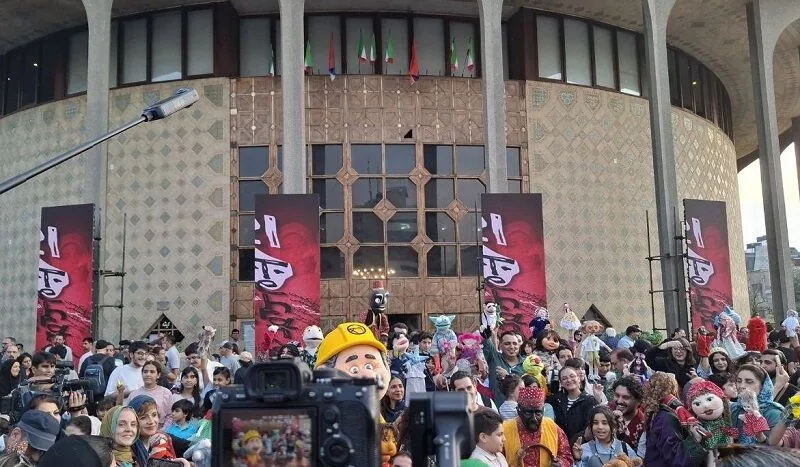 افتتاح جشنواره بیستویکم «تهران-مبارک» با گردهمایی عروسکها/خیال هنوز زنده است