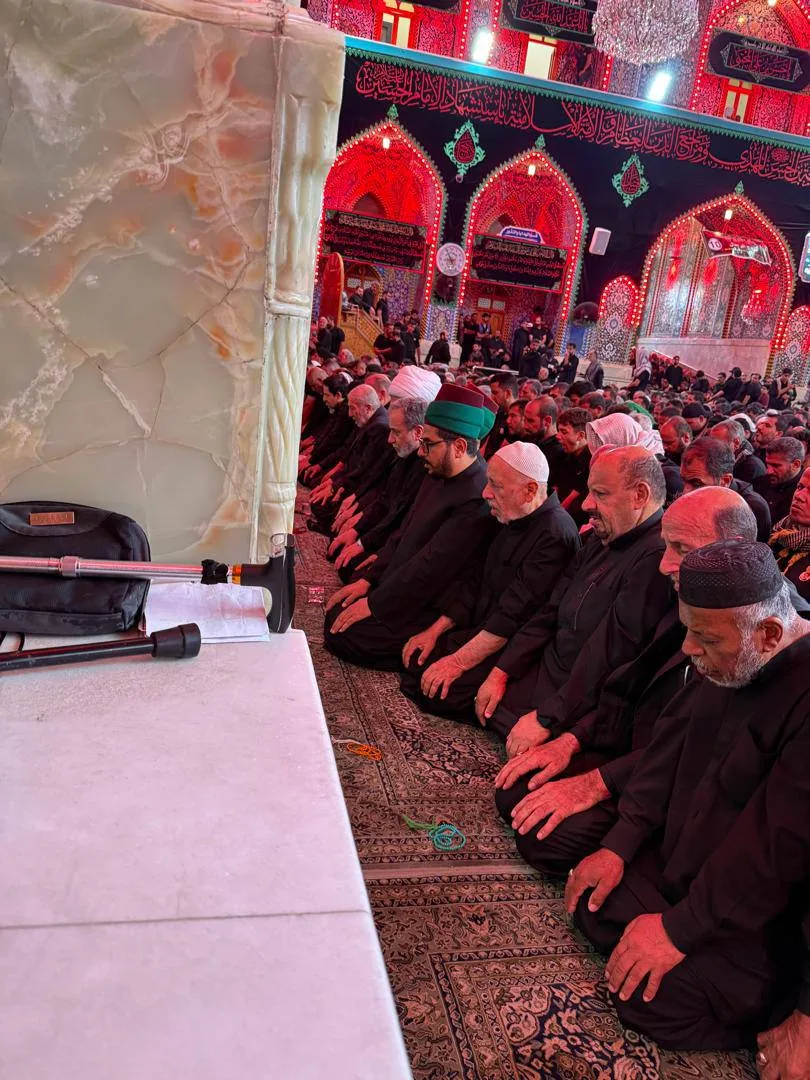نماز ظهر عراقچی در بارگاه امام حسین (ع)