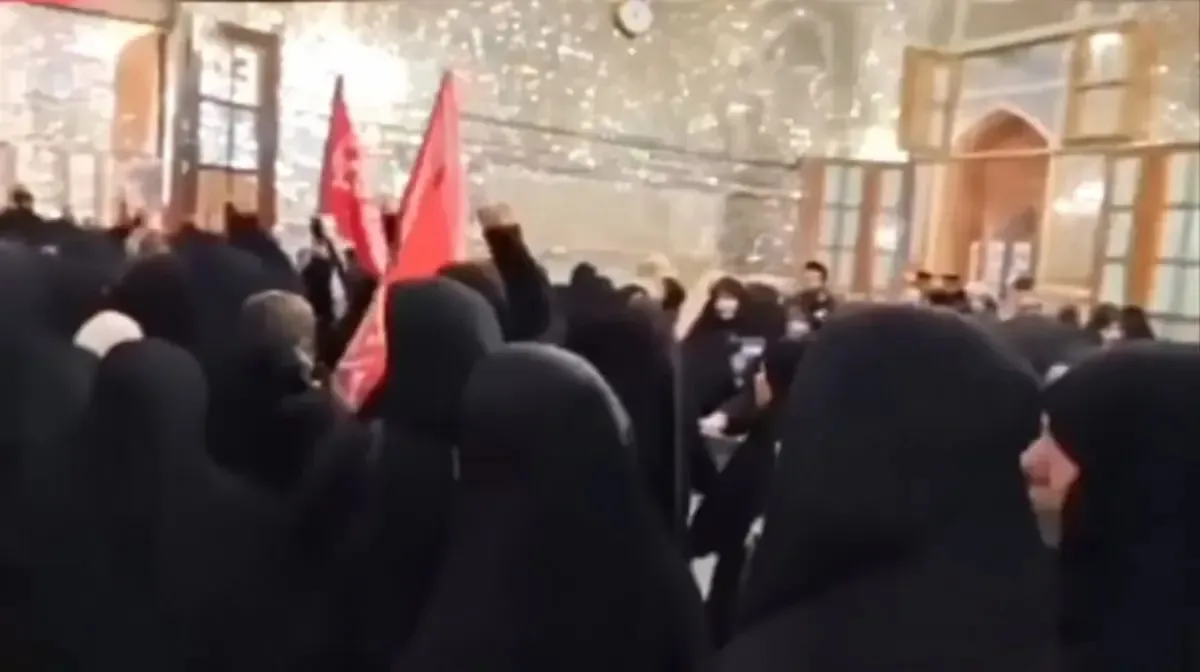 واکنش روزنامه جمهوری اسلامی به شعارها علیه روحانی و ظریف در حرم امام رضا (ع): اگر به جای این جماعت اندک، گروهی دیگر صدا به شعار بلند میکردند، باز هم رفتار مسئولان همین بود؟ / اگر به جای مقامات سابق و فعلی دولتهای آفتابی، کسی سراغ ابروی بالای چشم «اصحاب سایه» میرفت، باز به همین راحتی برمیگشت؟ پشت اینها به کجا گرم است؟/ جلوی اینها را بگیرید، پیش از آن که خنجرشان در پشت ایران بنشیند