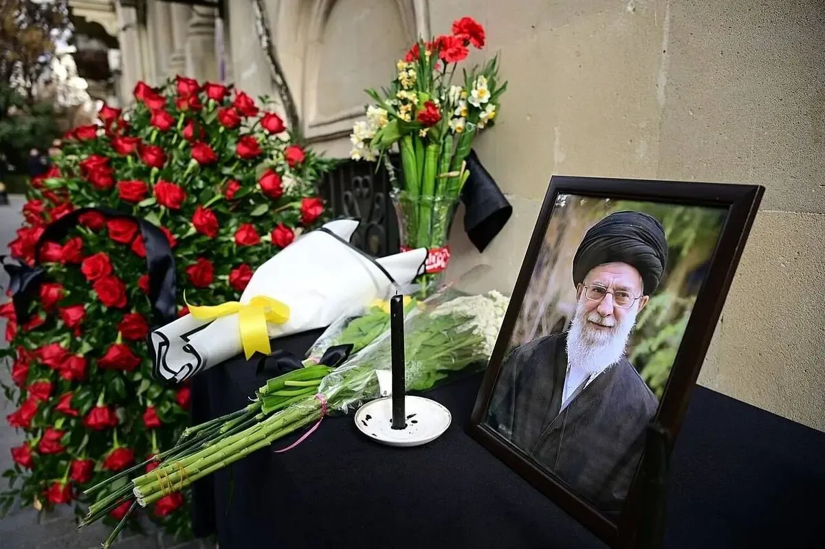 اشک های آیت الله جوادی آملی هنگام اقامه نماز بر پیکر رهبر شهید انقلاب
