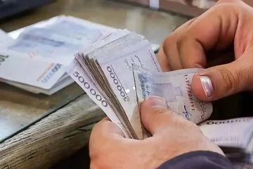 شوهرم خسیس است و از میزان حقوقش به من خبر نمی دهد/ می گوید این یک راز است