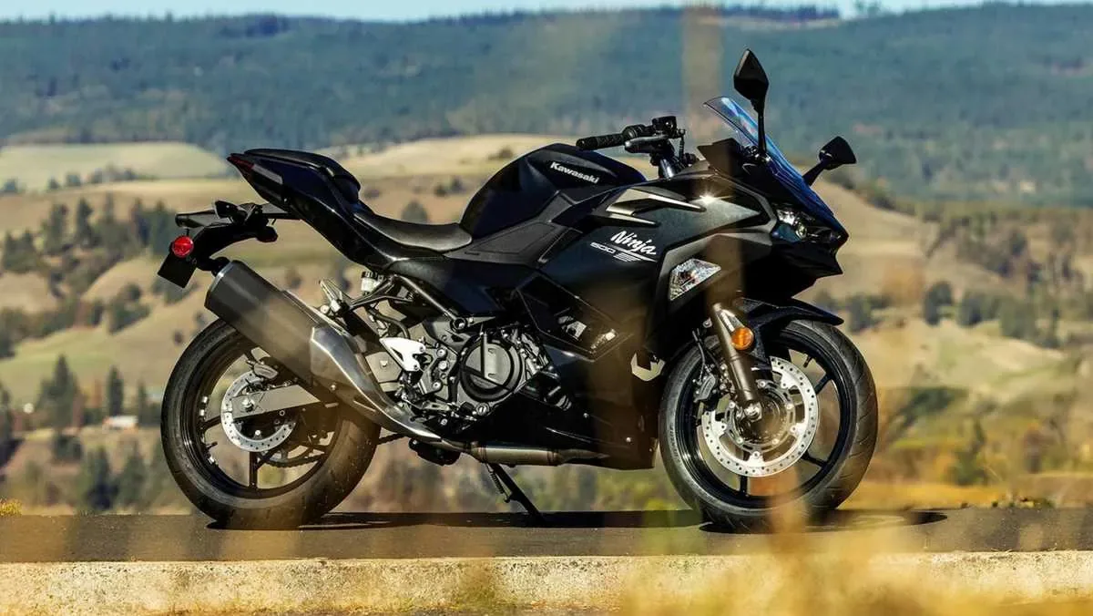 نگاه اولیه به Kawasaki Ninja 500 مدل ۲۰۲۷؛ همان کاربردپذیری همیشگی با ۱۰۰ دلار افزایش قیمت | دیجینوی