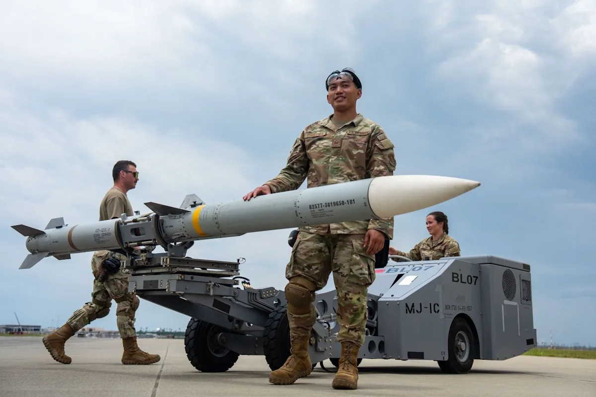 قرارداد ۲۱ میلیارد دلاری Raytheon تولید موشک AMRAAM را سالانه دو برابر میکند
