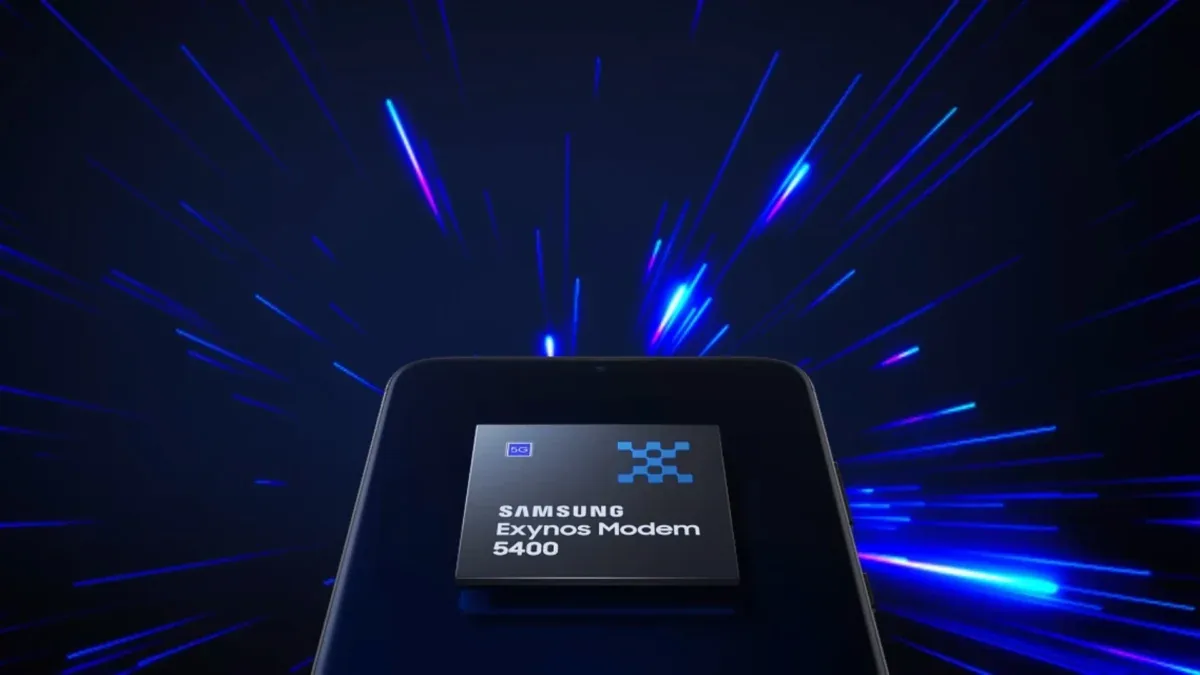 تراشه‌ی سامسونگ اکسینوس مودم ۵۴۰۰ (Samsung Exynos Modem 5400) روی بدنه گوشی در پس‌زمینه‌ای با خطوط نورانی آبی.