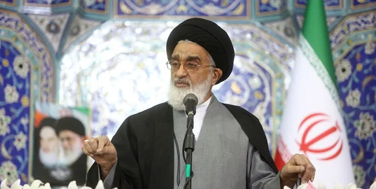امام جمعه قم: ریشه آمریکا جرثومه فساد از منطقه کنده خواهد شد