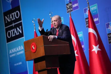 هدیه خطرناک اردوغان به رهبران ناتو / برخی رهبران به دلیل قوانین داخلی نتوانستند هدیه را به کشورشان ببرند! /مارک کارنی: هدیه را فورا به پلیس تحویل دادم