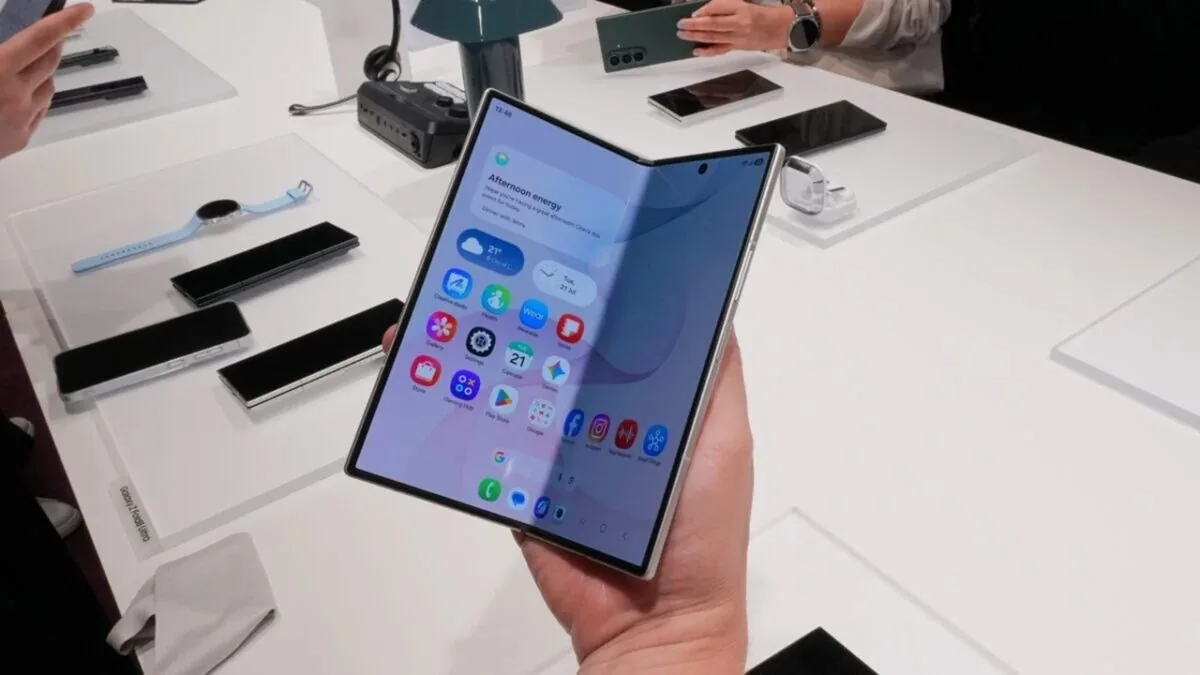 سامسونگ برای Galaxy Z Fold8 Ultra از یک دوربین 10 مگاپیکسلی تله‌فوتو با دیافراگم f/2.4، فاصله کانونی 67 میلی‌متری، فوکوس خودکار PDAF، لرزشگیر اپتیکال OIS و زوم اپتیکال 3 برابری استفاده کرده است.