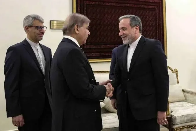 ببینید| ویدئویی از دیدار عراقچی با نخست وزیر پاکستان
