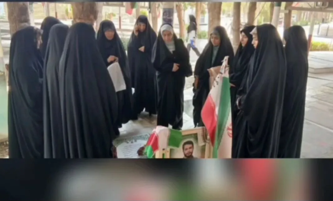 فیلم |غبار روبی مزار شهدا توسط طلاب مدرسه علمیه هاجر خمین