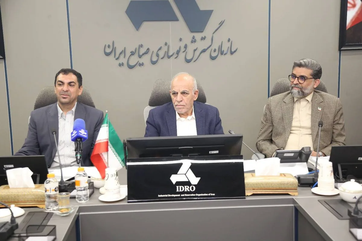 بررسی راهکارهای رفع موانع زنجیره ارزش و کاهش هزینههای حملونقل در توسعه دریامحور