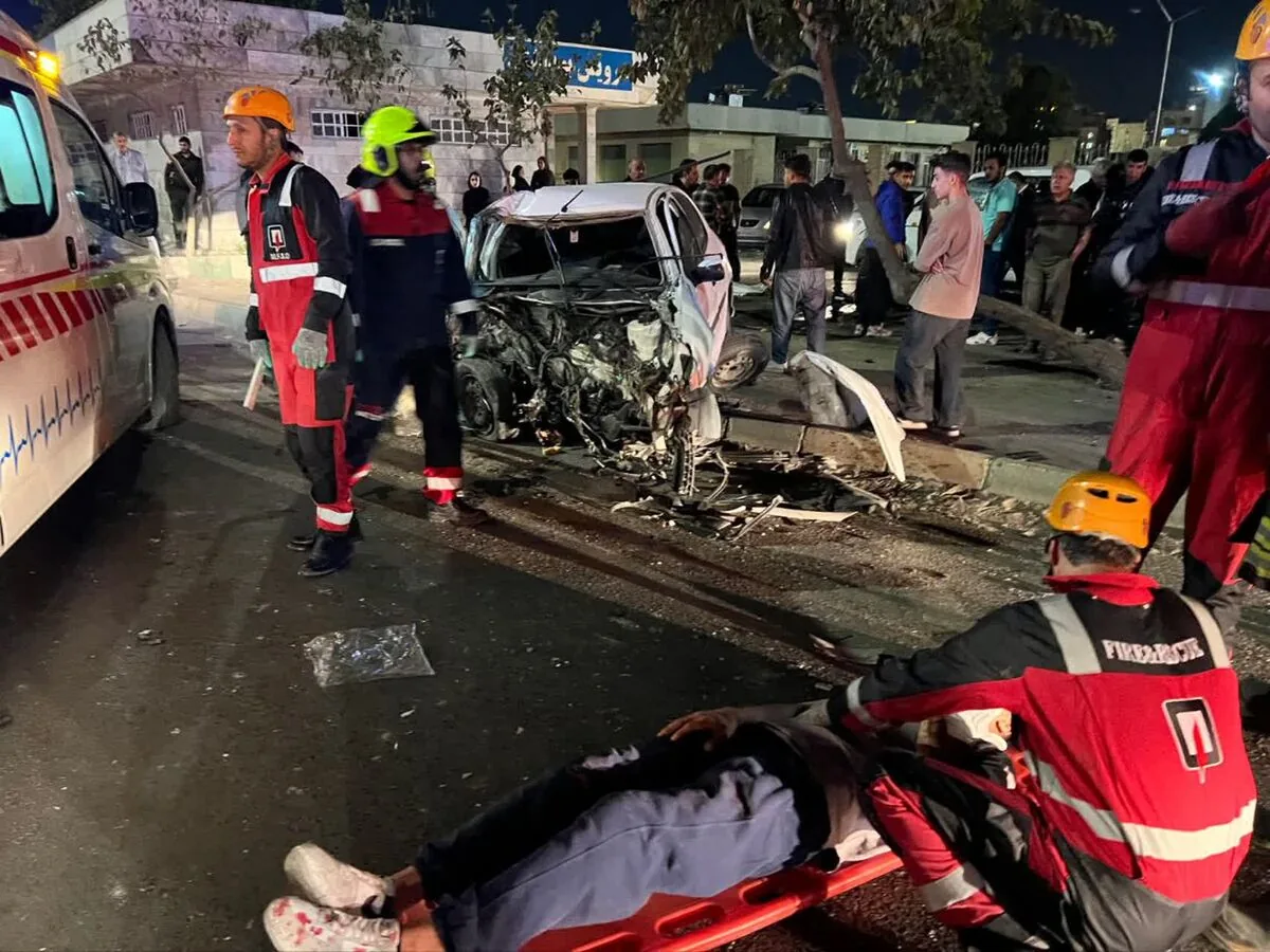 تصادف ۲۰۶ با ستون برق و برخورد با خودروی پارکشده
