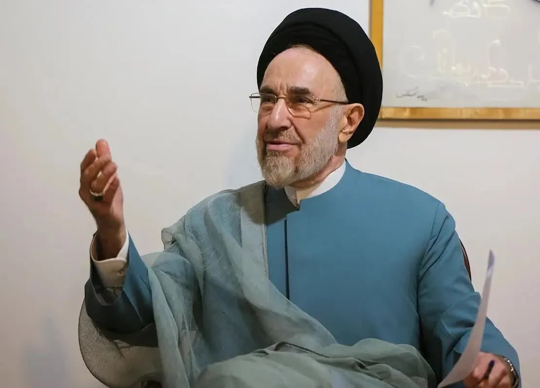 عکسی متفاوت از سیدمحمد خاتمی با عصا